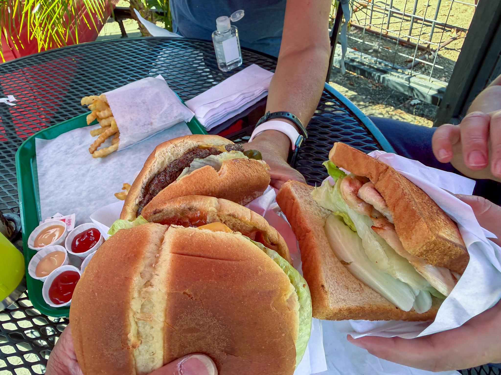 M&G Burgers & Beverages
